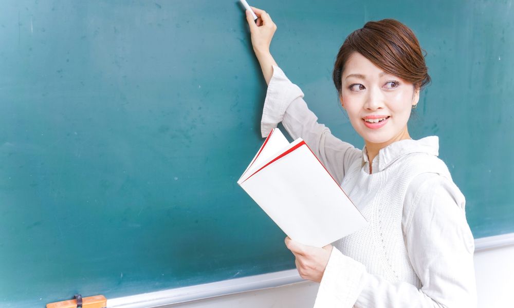 教室で指導する女性の先生